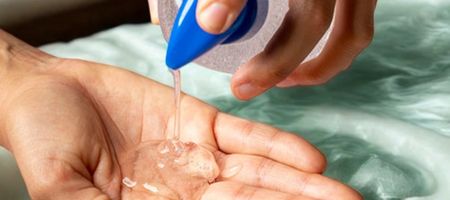 Mano aplicando lubricante sexual